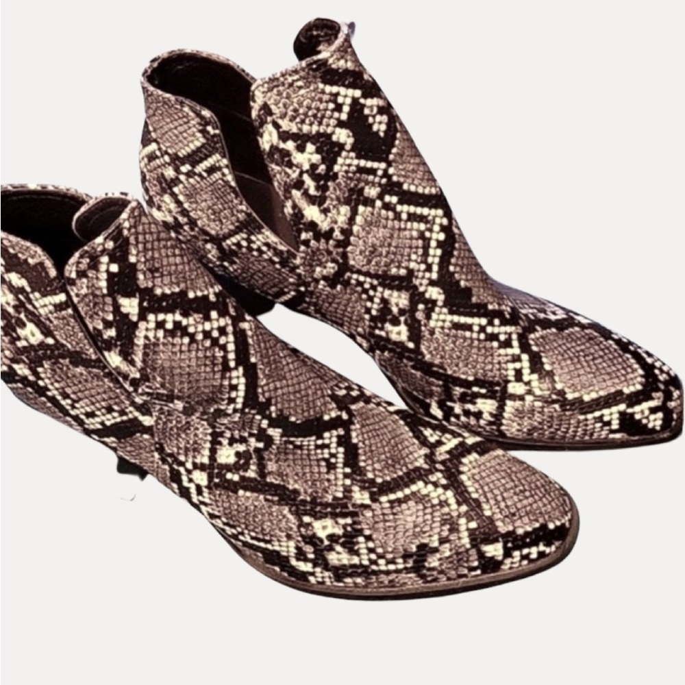 Size 9 black-and-white faux snake skin  Wedge boot